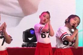 萌娃演唱歌曲《老爸老爸》，配合着手舞，表现得太到位了！视频封面