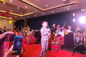 六岁小暖男在小姨婚礼上的一首《给你们》，把新娘子都唱哭了