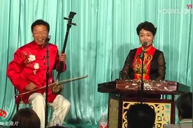 山东琴书姚忠贤、杨珀走进山东交通学院，台下学生笑的前仰后合视频封面