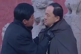 在火车上大哥被警方控制带回警所，可是证据不足 兄弟反目视频封面