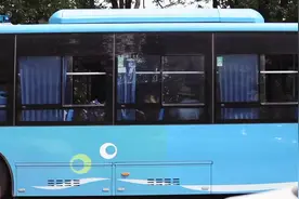 公安反诈版《路灯下的小姑娘》图片