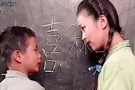 真实故事改编：男孩双脚残疾靠跪着上学，最终金榜题名看哭了视频封面