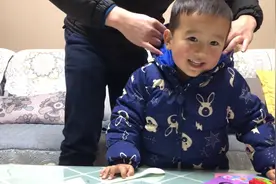 羽绒服穿一次就“跑毛”，裁缝要价80，买块里布补好看看效果？视频封面