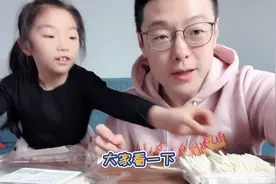 父女试吃湖南浏阳特产灯芯糕，女儿一口也没咽下，这个味道太销魂