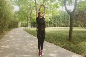 原地坚持双手举过头顶踮脚100次，6天瘦4斤，肚子平了，腿细了