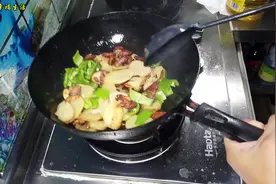 腊肉怎么做？做法简单的土豆青椒腊肉，营养好吃又下饭，吃出年味