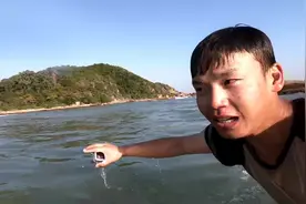 到三亚了，去海里游泳被巨浪带走，根本游不动差点回不来视频封面
