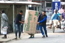 国外爆笑街头恶搞：印度哥用纸箱套住路人赶紧开溜，大叔愣住视频封面