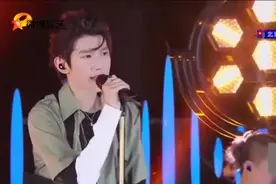 大背头酷酷造型的王源用一首“滚烫的青春”来致敬青春！视频封面