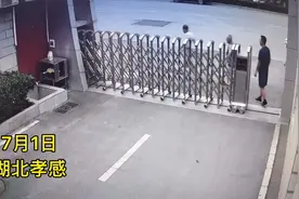 熊孩子给脖子上了把U型锁 钥匙却坏了图片