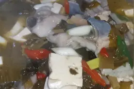 钳鱼和酸菜组合，肉嫩味鲜……汤汁酸爽，下饭还开胃