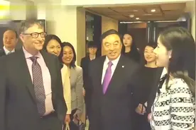 刘强东的老婆奶茶妹与比尔盖茨一起吃饭, 流利英语介绍京东发展 !视频封面