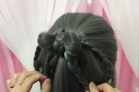 很适合儿童扎的一款古风披肩发，如果再搭配一个裙子，更漂亮