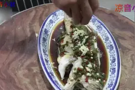 教你鲜椒蒸鲈鱼，做出来鲜嫩无腥味，蒸鱼窍门分享给你