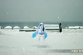 初音未来：少女一展歌喉，在街头热舞，让人大饱口福