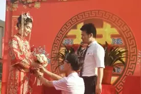 司仪真是太会玩了，新郎官婚礼现场亲吻自己的新娘，新娘害羞了！视频封面