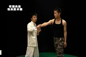 街头自卫术16：防刀技巧，教你防敌刺来之刀有时并不难视频封面