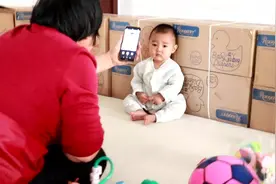 10个月宝宝要拍照了，自己也太有镜头感了，小手抓着都会摆姿势了