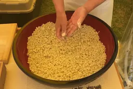 大厨演示如何从0开始制作日本拉面，从揉面到擀面切面，赏心悦目视频封面