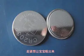 孩子误食纽扣电池，爸爸灌下整瓶蜂蜜，医生称赞:有常识