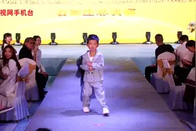 4岁男孩T台走秀，帅气的走路风格，引的台下美女全程观看视频封面