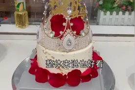 老顾客送妈妈六寸皇冠玫瑰花蛋糕 边上有点压塌 皇冠太大了 好看视频封面