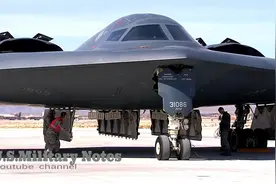 美国致命的新型B-21隐形轰炸机对比B-2隐形轰炸机视频封面