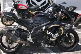 铃木gsx-r750细节实拍，改装碳纤维排气声浪有点逆天！视频封面