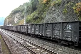 大山区的宝成铁路，老绿皮慢车出乐素河站，6064次开往宝鸡方向。视频封面
