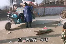 孤寡老人骑着三轮车满乡跑着收废品，不为赚钱，只因太孤独视频封面