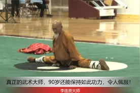 88岁少林武僧美国表演，身披袈裟拿出独门绝技，这功力没谁了视频封面