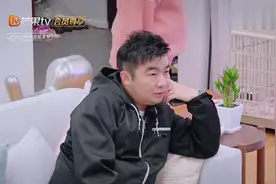 何雯娜孕晚期，老公贴心帮按脚，梁超：给我多少钱！视频封面