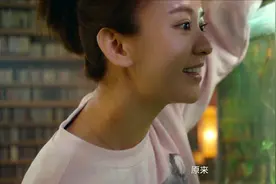 两个孤独的人走到了一起，有了这甜甜的爱情