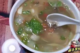 新疆小伙喝醉酒第二天，喝一碗和静县巩乃斯野蘑菇汤饭养胃，舒服