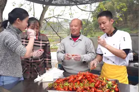 厨师长乡下一锅烧：“10斤小龙虾”，只加啤酒不放水，味道一流视频封面