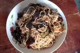 茄子炒面，哈哈，大家吃过没有！！！今天就来做份尝尝鲜！！！