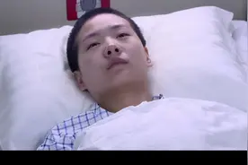 昏迷几十年的女孩意外苏醒，下秒下床走路堪称医学奇迹视频封面