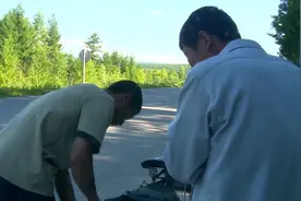 他用不到2000元的价格，买了一辆二手摩托车，这样他就会轻松不少视频封面