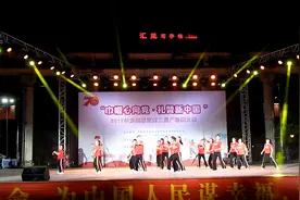 黑龙热门神曲《38度6》广场舞自由摆胯32步，简单好学又好看