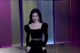 鞠婧祎黑色丝绒长裙造型，妆容服饰全在线，视频比精修图还美视频封面