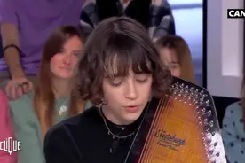 法国女歌手Pomme在节目中清唱《千与千寻》的主题曲，人美歌甜