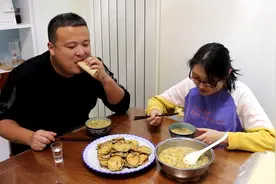 两个茄子，一把韭菜，一个鸡蛋煎茄盒，面糊做疙瘩汤，家常菜真香