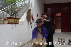 小伙拿蔡徐坤照片去理发，剪完理发师坚决不收钱，究竟发生了什么