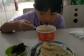 姑娘感冒了几天，胃口不好，今天带她喝喝稀饭，养养胃。视频封面