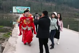 四川一姑娘出嫁，半路下车新郎背她，好浪漫视频封面