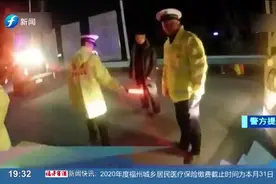 大货车迟迟不上高速，民警检查驾驶员“消失”，车底不明物在蠕动