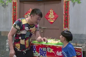 逗吧逗把街：熊孩子问男子为什么和阿姨一起睡，男子的回答太搞笑