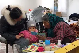 农村不识字的73岁老奶奶，教11个月的重孙学习，孙媳笑的停不下来