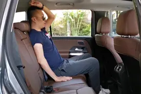 如果你买5座版本的奔驰GLB，后排空间比宝马X1还更大视频封面