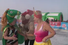 年近70岁的俄罗斯大妈，参加哈尔滨冬泳表演，直呼哈尔滨美丽视频封面